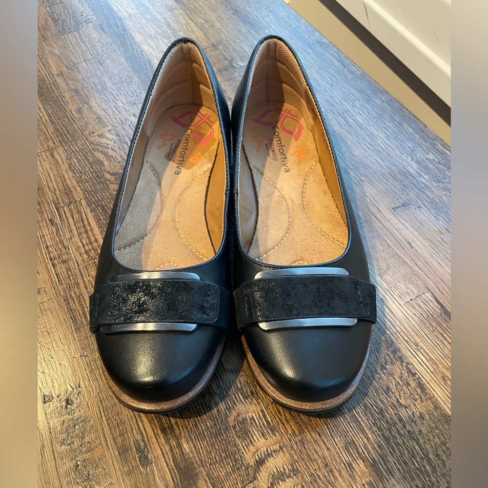 Comfortiva Pillow Top Memory Foam Black Leather Flats - Size 8